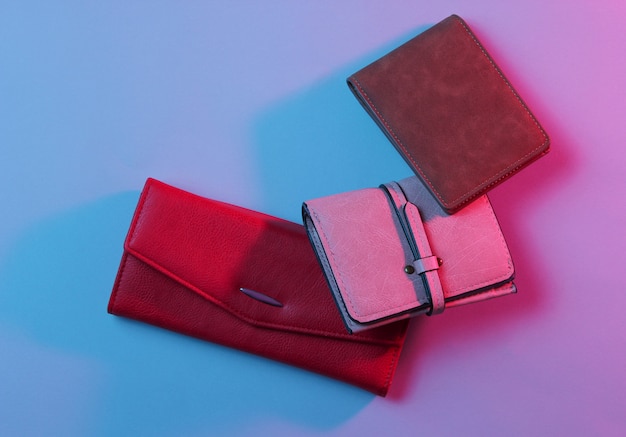 Photo porte-monnaie à la mode avec néon rétro rose bleu.