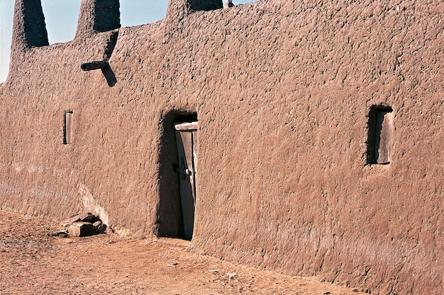 Porte De La Mosquée Aux Falaises De Bandiagara En Pays Dogon