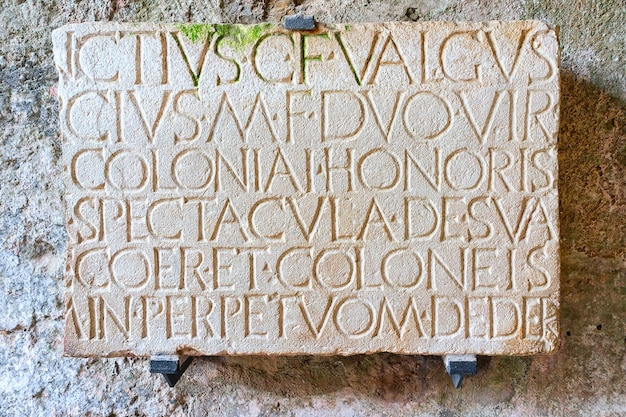 Photo porte sur le mur de la ville antique de pompéi, naples, italie