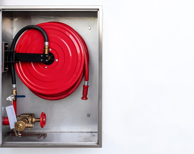 Porte ouverte de l'armoire avec enrouleur de tuyau d'incendie à l'intérieur et espace de copie