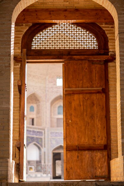 Porte ouverte au centre de Boukhara