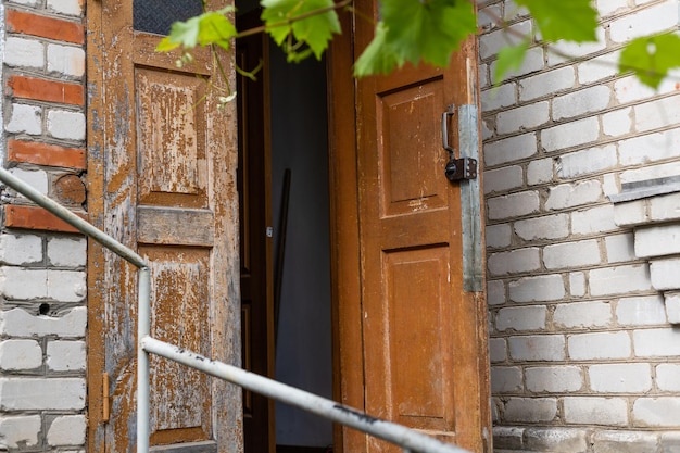 Une porte ouverte brune dans une vieille maison.