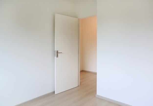 Porte ouverte dans la salle blanche de la nouvelle maison