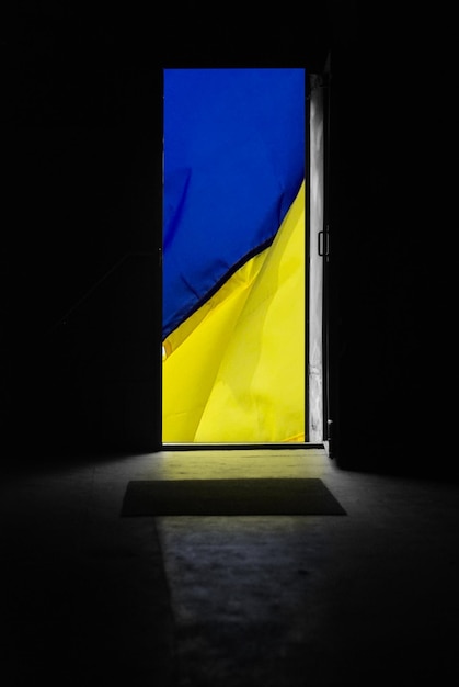 Porte ouverte avec le drapeau ukrainien derrière elle