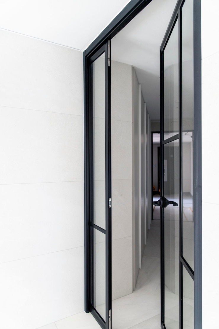 Photo porte ouverte du bâtiment