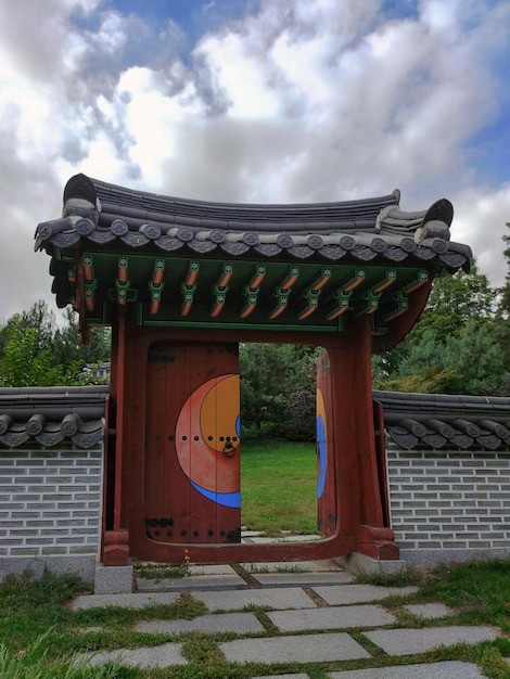 La porte ouverte est ornée du décor d'un temple coréen