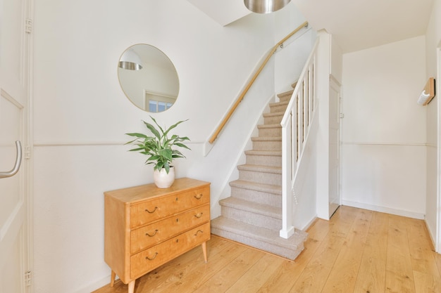 Porte de pièce près de l'escalier à la maison