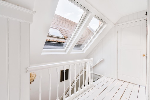 Porte de pièce près de l'escalier à la maison