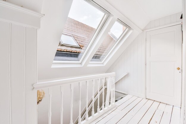 Porte de pièce près de l'escalier à la maison