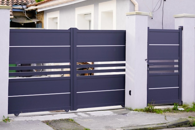 Porte portail gris en aluminium en acier moderne de maison de banlieue