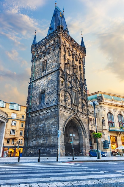 La porte de la poudre dans la vieille ville de Prague République tchèque no pe