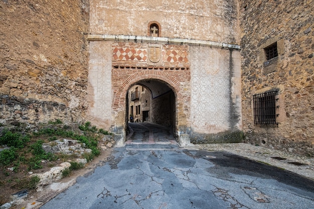 Porte principale sur les anciens murs