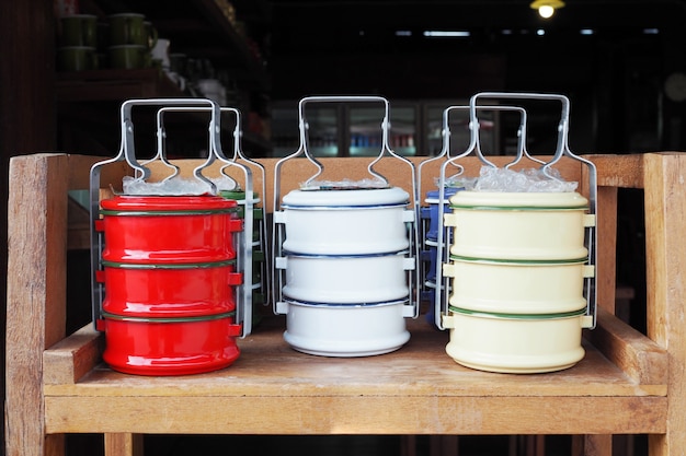 Porte-repas rétro coloré sur table en bois