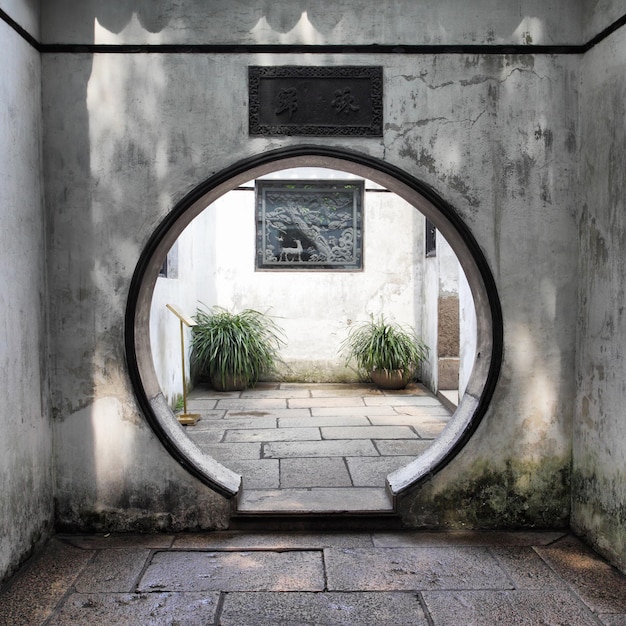 Porte ronde dans l'ancien jardin Yu Yuan à Shanghai, Chine