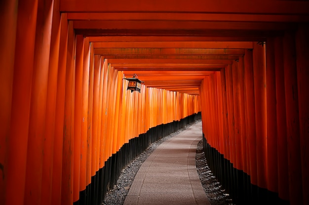 Porte rouge au sanctuaire Fushimi Inari au Japon