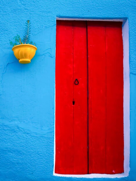 Photo la porte rouge fermée