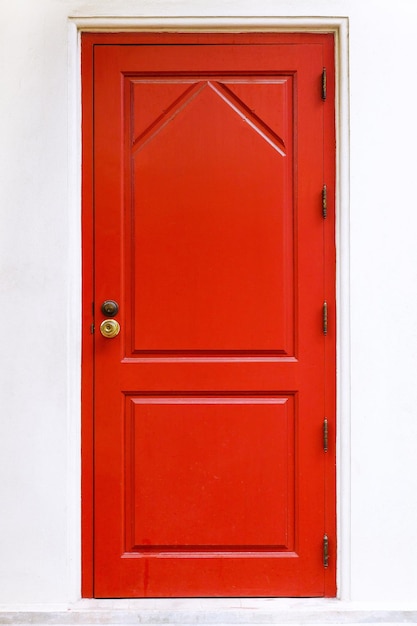 porte rouge sur fond de mur blanc