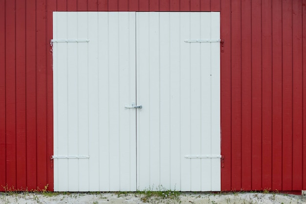 Porte rouge et mur extérieur de la grange, Norvège