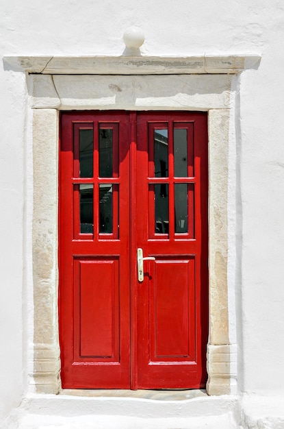 Porte rouge, typique d'une maison sur l'île de Myconos, Cyclades, Grèce.