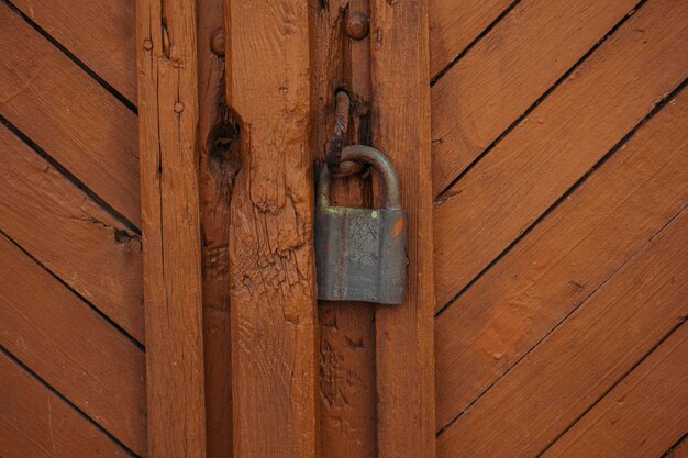 Porte rurale avec une serrure