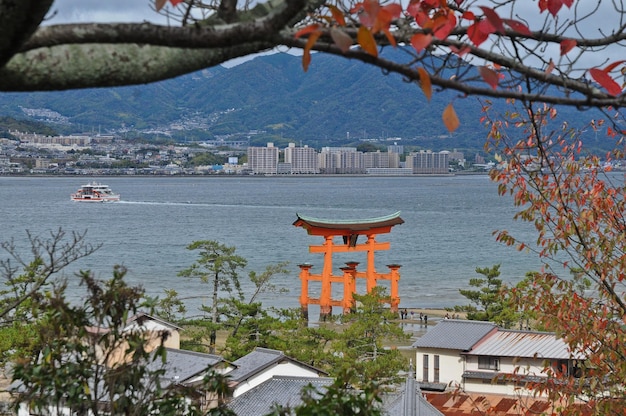 Porte sacrée rouge historique de Miyajima à Hiroshima au Japon