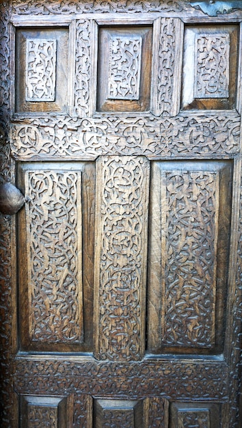 Porte sculptée dans le palais de Khiva