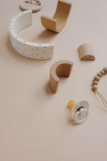 Porte-sucette jouet empilable arc-en-ciel sur fond de couleur douce Pastel beige mignon élégant jouets et accessoires pour bébés scandinaves pour enfants Concept de magasinage de mode en ligne