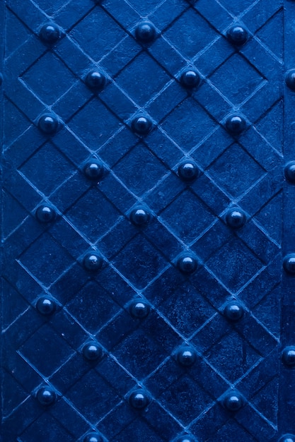 Porte de texture en métal massif bleu avec fond de rivets