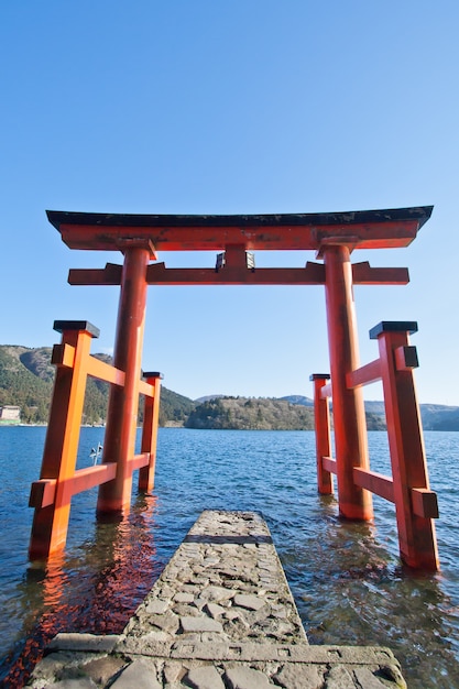 La porte torii qui se dresse sur la rive du lac Ashi