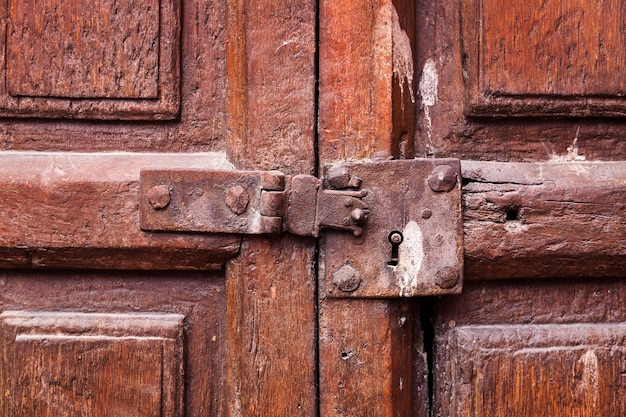 Porte avec trou de serrure et loquet