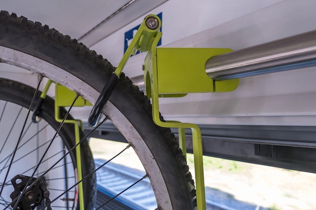 Porte-vélos dans un train Dispositif de transport pour vélos dans le wagon