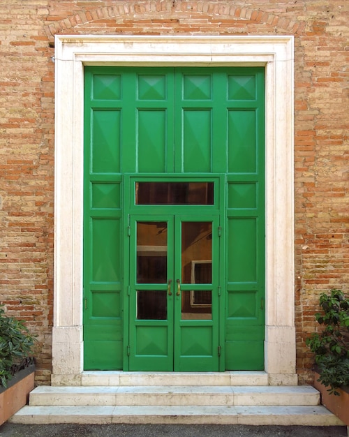 Porte verte de Rimini du vieux bâtiment