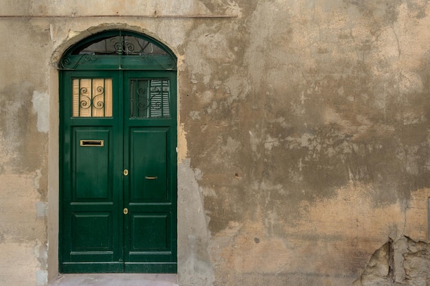 Porte verte sur le vieux mur