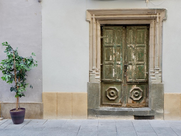 Porte vintage à l'ancienne fermée sur la rue de Jaca Aragon Espagne