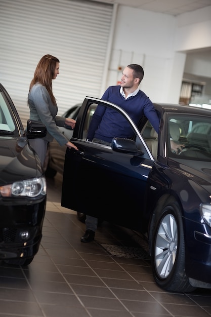 Porte de voiture d&#39;ouverture de femme d&#39;affaires