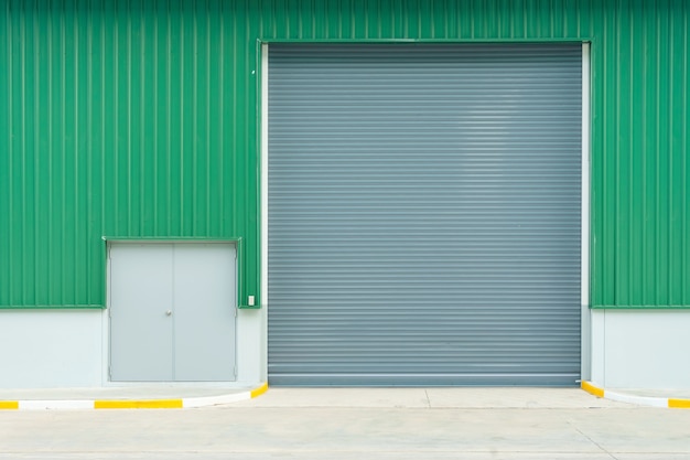 Porte ou volet roulant et plancher de béton à l&#39;extérieur du bâtiment de l&#39;usine