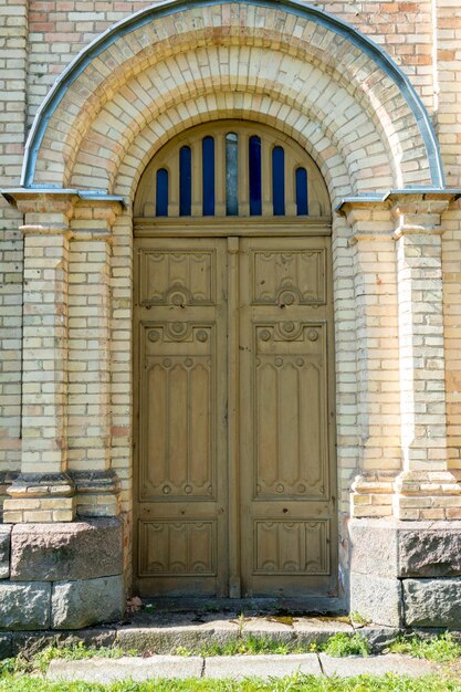 Porte voûtée antique vintage Ancienne église ou temple en pierre