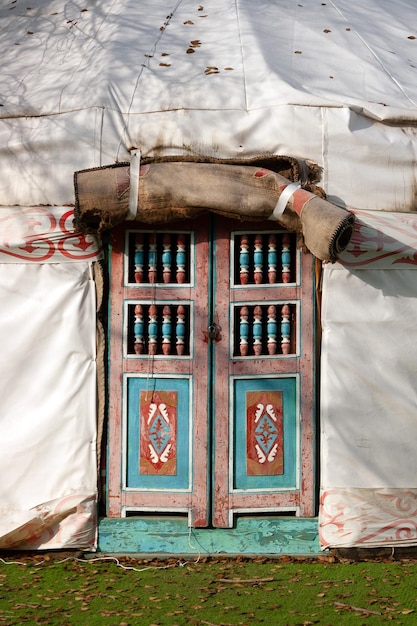 La porte de la yourte décorée d'un motif national la maison des nomades kazakhs