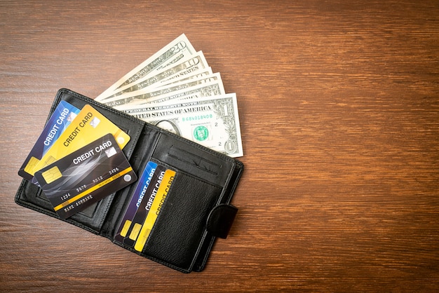 portefeuille avec argent et carte de crédit - concept d'économie et de finance