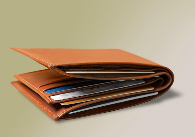 Photo portefeuille en cuir avec cartes et argent sur table