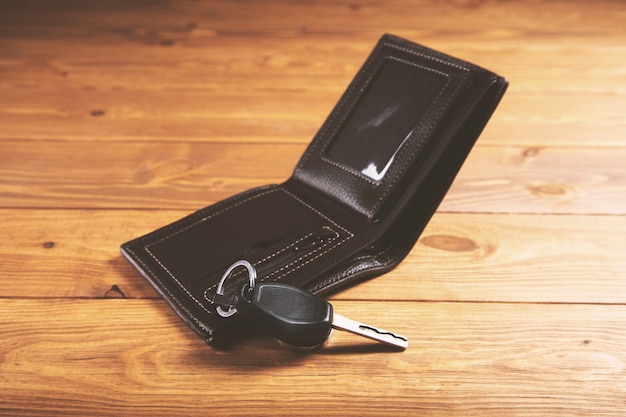 Portefeuille en cuir et clé de voiture sur la table