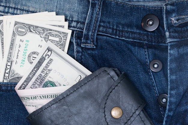 Portefeuille en cuir et dollar avec la poche jeans