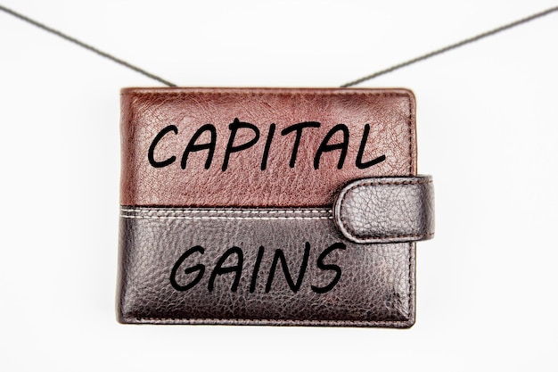 Portefeuille en cuir avec l'inscription CAPITAL GAINS Le concept de profit financier des gains en capital