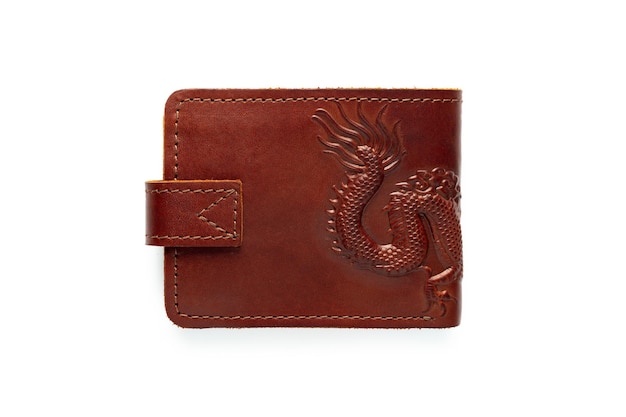 Portefeuille en cuir marron sur un bouton sur fond blanc Vue de dessus Imprimé dragon