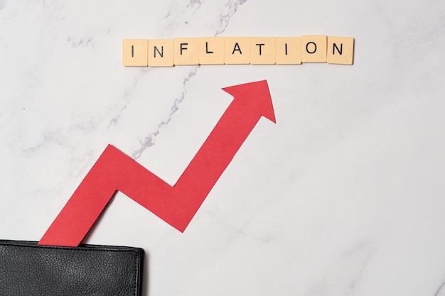 Portefeuille avec flèche en croissant Concept d'inflation et de crise économique hausse des prix