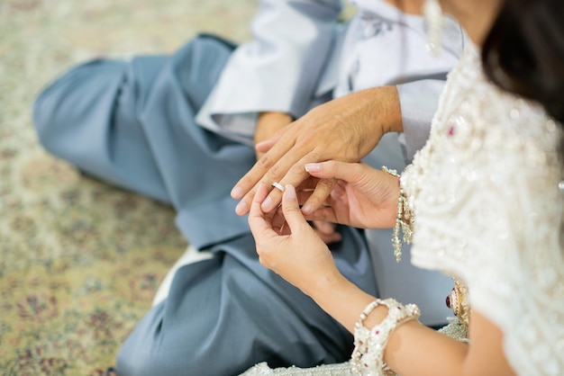 Porter une bague alliance amour couple