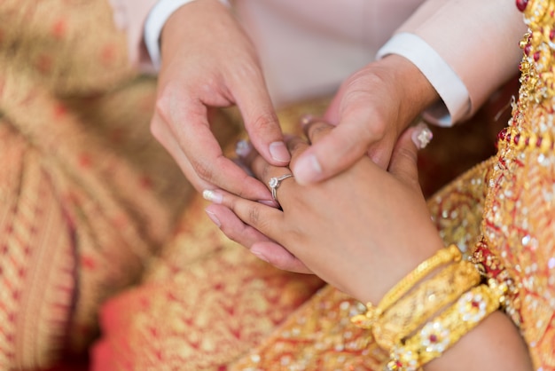 porter une bague, bague de mariage, couple amoureux