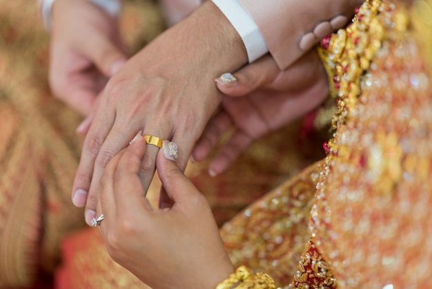 porter une bague, bague de mariage, couple amoureux