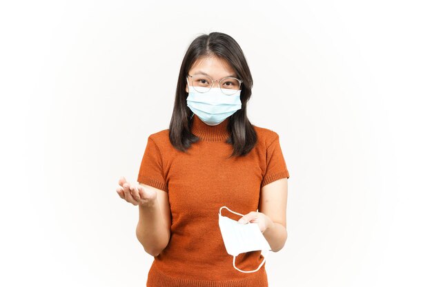 Porter un masque médical pour prévenir le virus Corona et donner un masque de belle femme asiatique