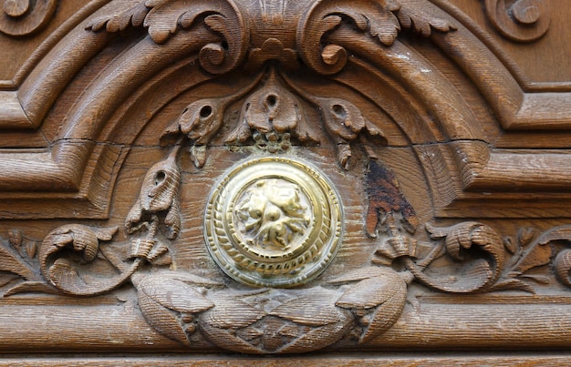 Portes anciennes vue rapprochée dans les rues historiques de Paris